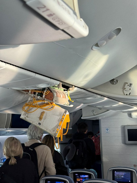 Trần máy bay Air Europa bị bung sau khi gặp nhiễu động - Ảnh: REUTERS Trần máy bay Air Europa bị bung sau khi gặp nhiễu động - Ảnh: REUTERS