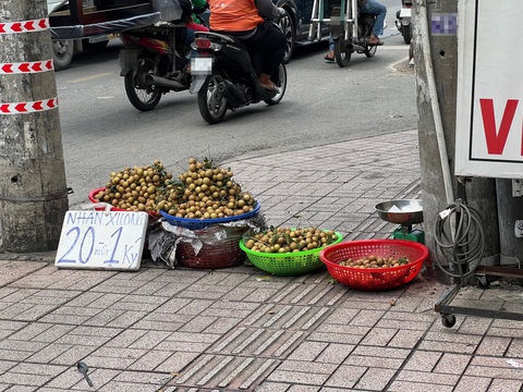 Ấm ức với những bảng giá mập mờ và chiếc loa 'ma thuật' bên đường- Ảnh 3. Chữ “nửa” được viết rất nhỏ khiến nhiều người nhìn xa không thấy