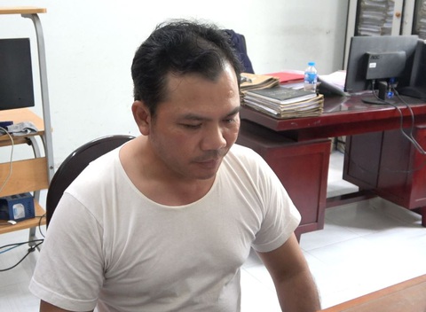Khởi tố nhóm người chuyên đe dọa chích điện để cưỡng đoạt tài sản- Ảnh 1. Trương Ngọc Xa tại cơ quan công an - Ảnh: Công an Tiền Giang
