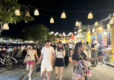 Kinh tế Quảng Nam phục hồi tích cực- Ảnh 3. Lũy kế sáu tháng đầu năm, tổng lượt khách tham quan, lưu trú du lịch đạt 4,6 triệu lượt, tăng 18%. Trong ảnh: Du khách tham quan phố cổ Hội An - Ảnh: LÊ TRUNG