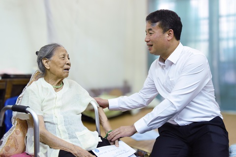Tổng giám đốc Bảo hiểm xã hội Việt Nam Nguyễn Thế Mạnh chia sẻ niềm vui với một người dân đã hưởng lương hưu mới qua thẻ ATM tại Hà Nội - Ảnh: KHÁNH DUY Tổng giám đốc Bảo hiểm xã hội Việt Nam Nguyễn Thế Mạnh chia sẻ niềm vui với cụ bà 91 tuổi Lương Thị Hai - Ảnh: KHÁNH DUY