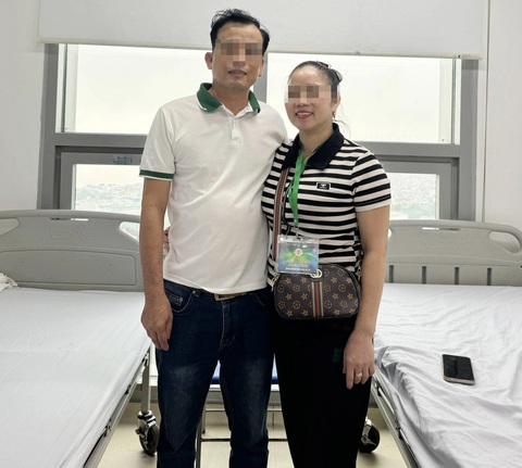 Tìm lại cuộc sống tự tin sau 25 năm khổ sở do co giật nửa mặt- Ảnh 2. Nữ bệnh nhân (bên phải ảnh) sau phẫu thuật - Ảnh: BVCC