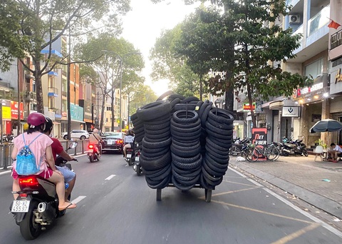 Xử phạt nghiêm xe chở hàng cồng kềnh- Ảnh 3. Ảnh: AN VI