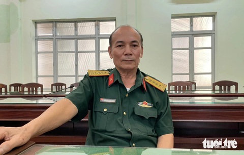 Bắt người đàn ông xưng đại tá quân đội để lừa đảo nhiều phụ nữ- Ảnh 1. Nguyễn Phương Tùng tại cơ quan công an - Ảnh: H.T.