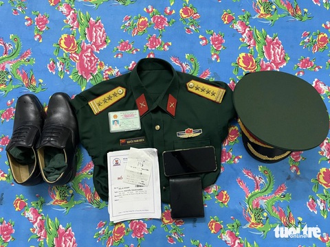 Bắt người đàn ông xưng đại tá quân đội để lừa đảo nhiều phụ nữ- Ảnh 2. Trang phục mà Tùng dùng để mặc và xưng là đại tá quân đội, trưởng phòng tình báo thuộc Tổng cục II - Ảnh: H.T.