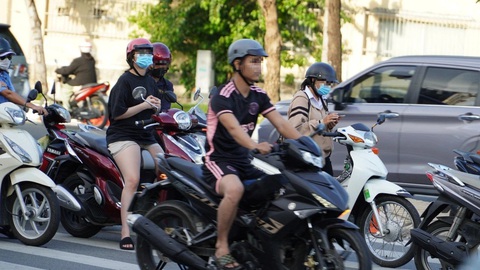 Mải mê bấm điện thoại khi dừng đèn đỏ, người sau liên tục bấm còi hối thúc- Ảnh 4. Cô gái đứng bấm điện thoại ở làn đợi rẽ trái trên đường Phạm Văn Đồng, TP Thủ Đức - Ảnh: ĐỊNH DƯƠNG