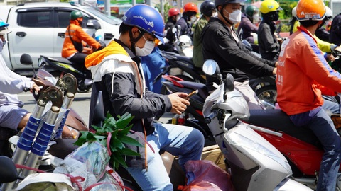 Mải mê bấm điện thoại khi dừng đèn đỏ, người sau liên tục bấm còi hối thúc- Ảnh 6. Anh thanh niên tranh thủ xem điện thoại trong lúc đợi đèn giao thông trên đường Phạm Văn Đồng, TP Thủ Đức - Ảnh: ĐỊNH DƯƠNG