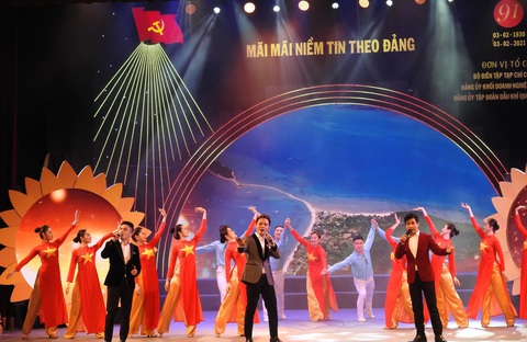 Các nghệ sĩ biểu diễn trong chương trình nghệ thuật Mãi mãi niềm tin theo Đảng tại Hà Nội - Ảnh: T.ĐIỂU Các nghệ sĩ biểu diễn trong chương trình nghệ thuật Mãi mãi niềm tin theo Đảng tại Hà Nội - Ảnh: T.ĐIỂU