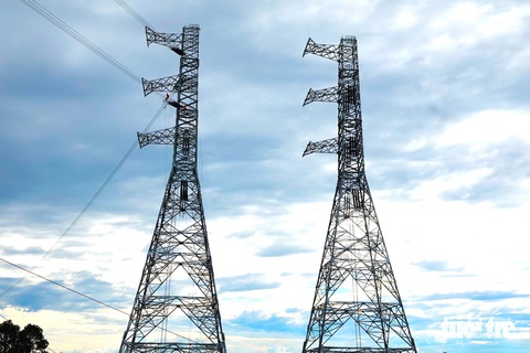 Những công nhân vắt vẻo trên cột thép đường dây 500kV mạch 3- Ảnh 1. Ngày 1-7, có mặt tại xã Cẩm Mỹ (huyện Cẩm Xuyên, Hà Tĩnh) ghi nhận nhiều tốp thợ đang nỗ lực kéo dây điện dự án đường dây 500kV mạch 3 đoạn Quảng Trạch - Quỳnh Lưu qua địa bàn tỉnh Hà Tĩnh - Ảnh: LÊ MINH