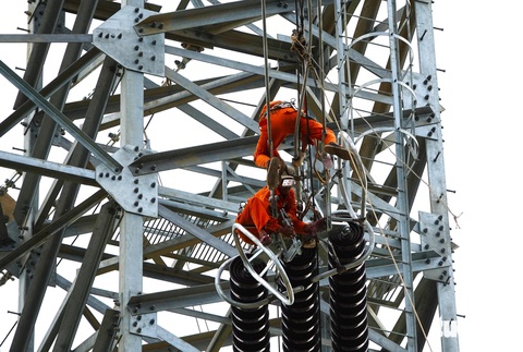 Những công nhân vắt vẻo trên cột thép đường dây 500kV mạch 3- Ảnh 3. Tại vị trí cột 167, tốp 11 công nhân đến từ nhiều tỉnh thành đang làm các công việc kéo dây, đi khung đường dây. Từ mặt đất nhìn lên đỉnh cột cao hàng chục mét, nhìn các công nhân rất nhỏ bé, vắt vẻo trên các thanh thép để kéo dây, siết từng con ốc - Ảnh: LÊ MINH