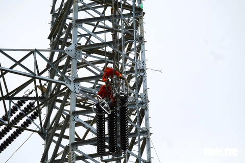 Những công nhân vắt vẻo trên cột thép đường dây 500kV mạch 3- Ảnh 5. Theo anh Lực, tốp công nhân do anh phụ trách thường xuyên nhận thi công kéo đường dây điện, nên cũng đã quen làm việc ở độ cao khá lớn. Tuy nhiên, do thời điểm này ở Hà Tĩnh thời tiết nắng nóng khiến quá trình thi công khá vất vả, nhanh xuống sức