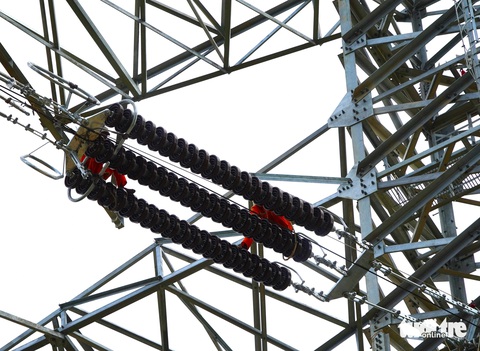 Những công nhân vắt vẻo trên cột thép đường dây 500kV mạch 3- Ảnh 8.
