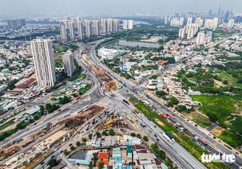 Đóng mở cao tốc TP.HCM - Long Thành: Cần có phương án rõ ràng, liên thông 'nhịp nhàng'- Ảnh 3. Khi có sự cố trên cao tốc TP.HCM - Long Thành - Dầu Giây, lực lượng cảnh sát giao thông (Đội 6 trực thuộc Cục Cảnh sát giao thông) đã chốt chặn tại đường dẫn cao tốc (vị trí điểm quay đầu cầu Bà Dạt) - Ảnh: MINH HÒA