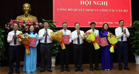 Đà Nẵng thay đổi vị trí hàng loạt lãnh đạo- Ảnh 1. Lãnh đạo Thành ủy Đà Nẵng trao quyết định cho các nhân sự - Ảnh: T.B.