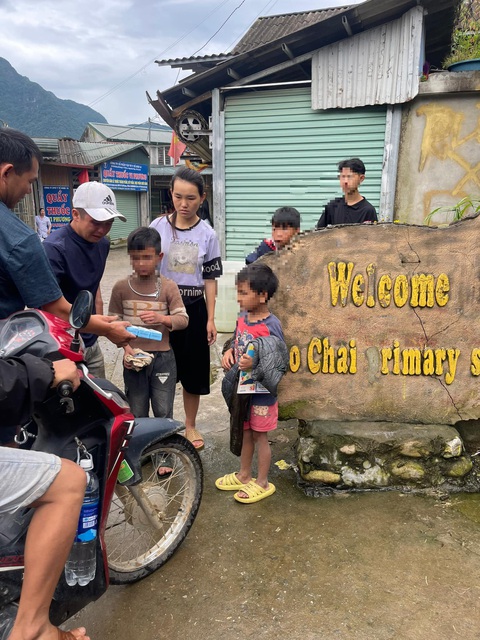 Hai cháu bé mất tích được tìm thấy trên mái tum trường học- Ảnh 1. Hai cháu bé được tìm thấy sau 3 ngày mất tích - Ảnh: GIÀNG A TU