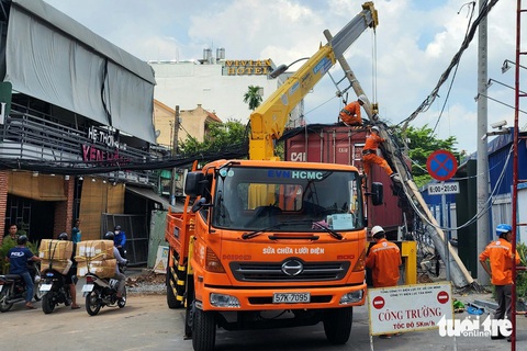 Xe container kéo ngã trụ điện hạ thế ở quận Tân Bình- Ảnh 1. Hiện trường vụ việc - Ảnh: NGỌC KHẢI