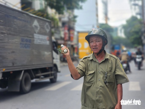 Xe container kéo ngã trụ điện hạ thế ở quận Tân Bình- Ảnh 3. Lực lượng chức năng địa phương điều tiết giao thông qua khu vực - Ảnh: NGỌC KHẢI