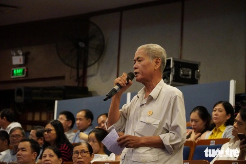 Vật giá tăng, lương hưu có 'chạy' theo kịp hay không?- Ảnh 1. Nhiều cử tri hưởng lương hưu ở Đà Nẵng lo giá cả sẽ tăng theo sau khi tăng lương cơ sở - Ảnh: TRƯỜNG TRUNG