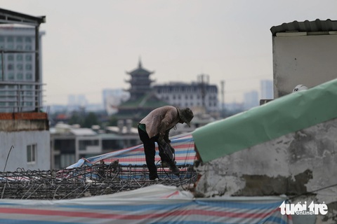 Nhà sai phép thành chung cư, nhà trọ phường An Khánh: Đang tháo dỡ phần vi phạm- Ảnh 7. Nhà 6B đường số 4 đang được xử lý phần diện tích vi phạm trên tầng thượng - Ảnh: MINH HÒA