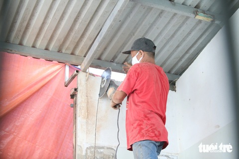 Nhà sai phép thành chung cư, nhà trọ phường An Khánh: Đang tháo dỡ phần vi phạm- Ảnh 3. Công nhân phải cắt từng mảng tường phần diện tích sai phạm căn nhà số 4 đường số 4 - Ảnh: MINH HÒA