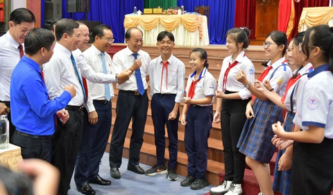 Long An lần đầu đưa trẻ em vào dự phiên chất vấn hội đồng nhân dân- Ảnh 2. Các đại biểu Hội đồng nhân dân trẻ em trao đổi với Thường trực Hội đồng nhân dân tỉnh Long An sau phiên chất vấn - Ảnh: AN LONG