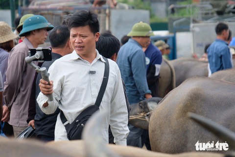 Nhiều người sáng tạo nội dung cũng tìm đến phiên chợ đặc biệt này để livestream, ghi hình - Ảnh: NGUYÊN BẢO Nhiều người sáng tạo nội dung cũng tìm đến phiên chợ đặc biệt này để livestream, ghi hình - Ảnh: NGUYÊN BẢO