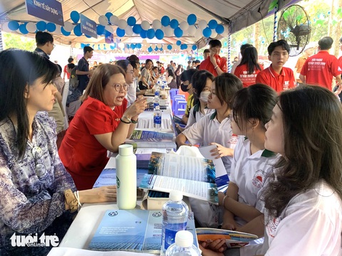 Đã có kết quả ưu tiên xét tuyển vào Trường đại học Bách khoa TP.HCM- Ảnh 1. Học sinh tìm hiểu thông tin xét tuyển năm 2024 của Trường đại học Bách khoa (Đại học Quốc gia TP.HCM) - Ảnh: TRẦN HUỲNH