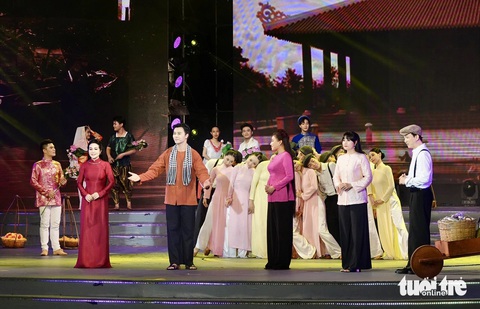 Nghệ sĩ Võ Minh Lâm, Lê Hồng Thắm, Ngọc Đặng, Minh Trường trong ca cảnh Xuôi về phương Nam - Ảnh: T.T.D. Nghệ sĩ Võ Minh Lâm, Lê Hồng Thắm, Ngọc Đặng, Minh Trường trong ca cảnh Xuôi về phương Nam - Ảnh: T.T.D.