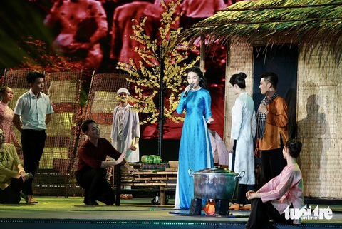 Hiền Thục cùng nhóm MTV Sài Gòn, Mặt Trời Việt biểu diễn ca khúc Mùa xuân đầu tiên - Ảnh: T.T.D. Hiền Thục cùng nhóm MTV Sài Gòn, Mặt Trời Việt biểu diễn ca khúc Mùa xuân đầu tiên - Ảnh: T.T.D.