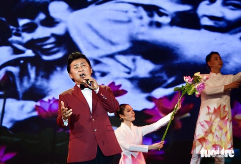 Tạ Minh Tâm thể hiện ca khúc Lời Bác sáng mãi muôn đời - Ảnh: T.T.D. Tạ Minh Tâm thể hiện ca khúc Lời Bác sáng mãi muôn đời - Ảnh: T.T.D.