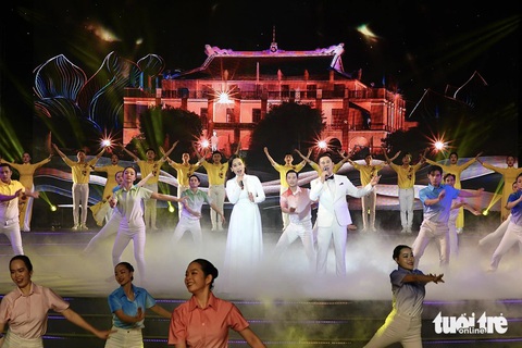 Phạm Trang và Duyên Huyền cùng nhóm múa trình diễn tổ khúc Tiếng hát từ thành phố mang tên Người và Dòng sông hát - Ảnh: T.T.D. Phạm Trang và Duyên Huyền cùng nhóm múa trình diễn tổ khúc Tiếng hát từ thành phố mang tên Người và Dòng sông hát - Ảnh: T.T.D.