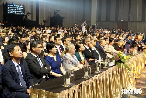 DANAFF II khai mạc: 'Cu li không bao giờ khóc' thật sự đã về quê hương- Ảnh 1. Đến dự lễ khai mạc DANAFF II có Phó chủ tịch nước Võ Thị Ánh Xuân, Thứ trưởng Bộ Văn hóa, Thể thao và Du lịch Tạ Quang Đông cùng các đại sứ, đại diện tổng lãnh sự quán các nước Pháp, Philippines, Trung Quốc, Lào, Nga..., các nghệ sĩ, diễn viên và khán giả yêu điện ảnh. Về phía Đà Nẵng có Bí thư Thành ủy Đà Nẵng Nguyễn Văn Quảng, Phó bí thư Thành ủy - Chủ tịch UBND TP Đà Nẵng Lê Trung Chinh, Phó chủ tịch UBND TP Đà Nẵng Trần Chí Cường - đồng thời là trưởng ban tổ chức DANAFF II…