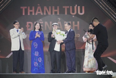 DANAFF II khai mạc: 'Cu li không bao giờ khóc' thật sự đã về quê hương- Ảnh 4. Trao giải Thành tựu điện ảnh cho đạo diễn Đặng Nhật Minh