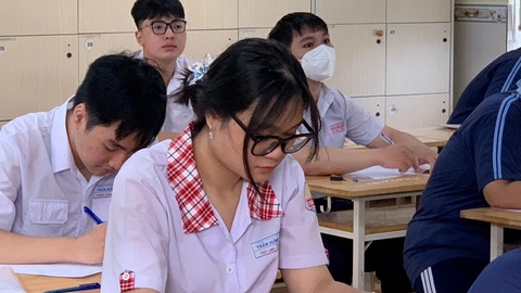 Xét tuyển đại học bằng điểm thi tốt nghiệp: Cơ hội nhiều, cần cân nhắc kỹ nguyện vọng- Ảnh 1. Thí sinh thi tốt nghiệp THPT năm 2024 tại TP.HCM - Ảnh: TRẦN HUỲNH