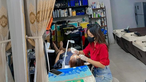Tay ngang sửa sắc đẹp, tai biến tràn lan: Sáng học 'lý thuyết', chiều tiêm luôn cho người- Ảnh 1. Bên ngoài là cắt tóc, gội đầu nhưng bên trong đào tạo và tiêm filler, botox cho khách hàng - Ảnh: Y.T.