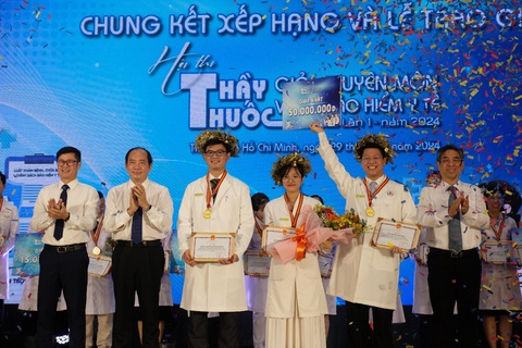 Y bác sĩ vừa giỏi chuyên môn vừa vững bảo hiểm y tế- Ảnh 1. Ban tổ chức trao giải nhất chung cuộc cho đội Chính sách - Ảnh: VŨ THỦY