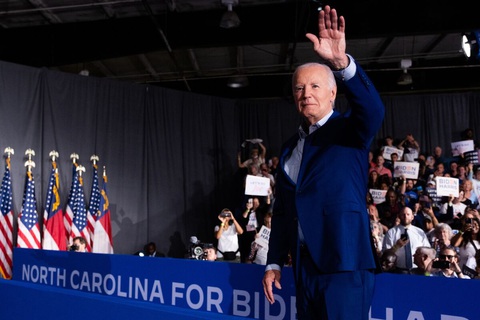 Đảng Dân chủ muốn nhanh chóng đề cử ông Biden, vì sao?- Ảnh 1. Tổng thống Mỹ Joe Biden rời đi sau một sự kiện tranh cử tại Raleigh, bang North Carolina, Mỹ hôm 28-6 - Ảnh: BLOOMBERG