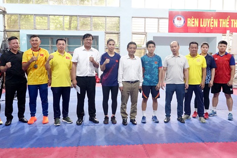 Thứ trưởng Hoàng Đạo Cương cùng lãnh đạo Cục thể dục thể thao thăm động viên đội tuyển boxing Việt Nam - Ảnh: HOÀNG TÙNG Thứ trưởng Hoàng Đạo Cương cùng lãnh đạo Cục Thể dục thể thao thăm, động viên đội tuyển boxing Việt Nam - Ảnh: HOÀNG TÙNG