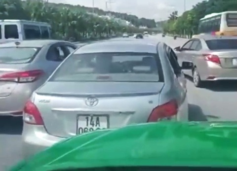 Làm rõ nghi vấn ‘taxi dù’ dàn hàng ngang chèn ép trên đường- Ảnh 1. Cơ quan chức năng đang làm rõ nghi vấn nhóm 3 xe