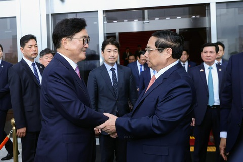 Thủ tướng Phạm Minh Chính hội kiến Chủ tịch Quốc hội Hàn Quốc- Ảnh 6. Chủ tịch Quốc hội Hàn Quốc Woo Won Shik tiễn Thủ tướng Phạm Minh Chính sau hội kiến - Ảnh: NHẬT BẮC