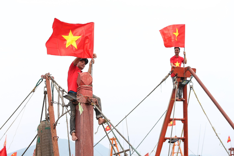 Ngư dân tỉnh Nghệ An treo cờ Tổ quốc từ Chương trình “Tự hào cờ Tổ quốc” - Ảnh: HOÀNG TRIỀU/BTC Ngư dân tỉnh Nghệ An treo cờ Tổ quốc từ Chương trình “Tự hào cờ Tổ quốc” - Ảnh: HOÀNG TRIỀU/BTC