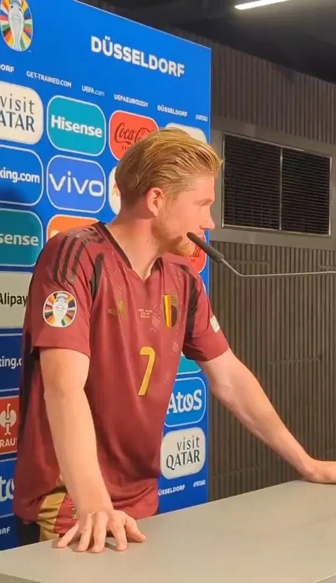 De Bruyne nổi giận trong họp báo, gọi phóng viên là 'đồ ngu'- Ảnh 1. De Bruyne nổi giận trong buổi họp báo sau trận đấu giữa Bỉ và Pháp tại Euro 2024 - Ảnh: CHỤP MÀN HÌNH