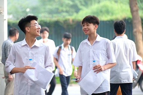 Tại sao điểm chuẩn vào lớp 10 ở Hà Nội giảm?- Ảnh 1. Thí sinh sau giờ thi vào lớp 10 ở Hà Nội năm học 2024 - 2025 - Ảnh: NGUYÊN BẢO