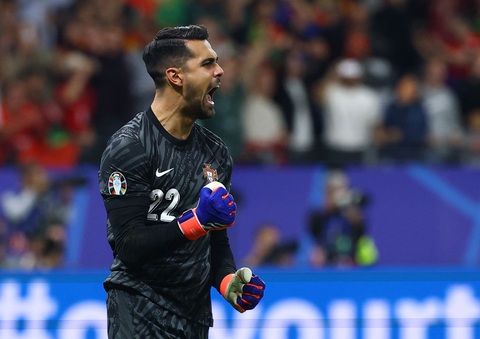 Thủ môn đắt giá nhất thế giới ‘giải cứu’ Ronaldo tại Euro 2024- Ảnh 1. Diogo Costa cản phá 3 quả penalty, mang về tấm vé vào tứ kết - Ảnh: REUTERS