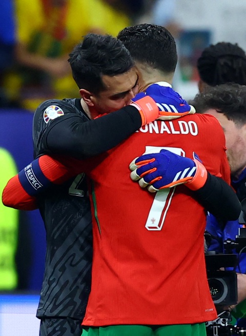 Thủ môn đắt giá nhất thế giới ‘giải cứu’ Ronaldo tại Euro 2024- Ảnh 2. Ronaldo ôm chầm lấy Diogo Costa sau loạt sút luân lưu - Ảnh: REUTERS