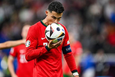 Ronaldo bật khóc nức nở vì đá hỏng phạt đền- Ảnh 2. Ronaldo đã đặt rất nhiều hy vọng vào cơ hội này - Ảnh: GETTY
