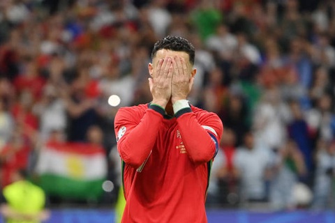 Ronaldo bật khóc nức nở vì đá hỏng phạt đền- Ảnh 6. Ronaldo ôm mặt tiếc nuối khi bỏ lỡ cơ hội - Ảnh: GETTY