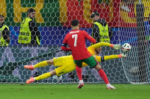 Ronaldo bật khóc nức nở vì đá hỏng phạt đền- Ảnh 3. Jan Oblak tỏ ra quá xuất sắc - Ảnh: GETTY