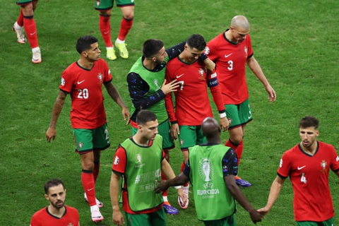 Ronaldo bật khóc nức nở vì đá hỏng phạt đền- Ảnh 4. Siêu sao 39 tuổi nhận được sự an ủi của các đồng đội - Ảnh: GETTY