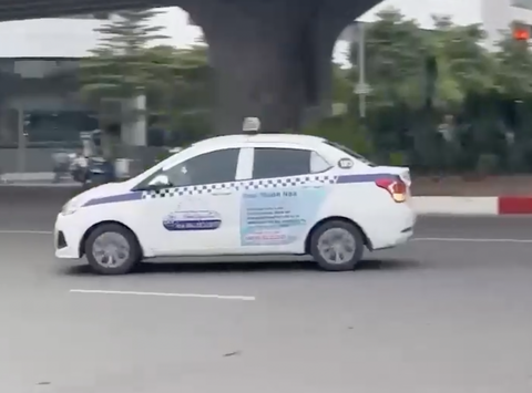 Tự mở cửa ô tô của người khác rồi lái xe 'biểu diễn' drift trên đường Hà Nội- Ảnh 1. Chiếc xe taxi phóng ngược chiều rồi biểu diễn drift gây náo loạn đường Phạm Hùng - Ảnh: D.X.